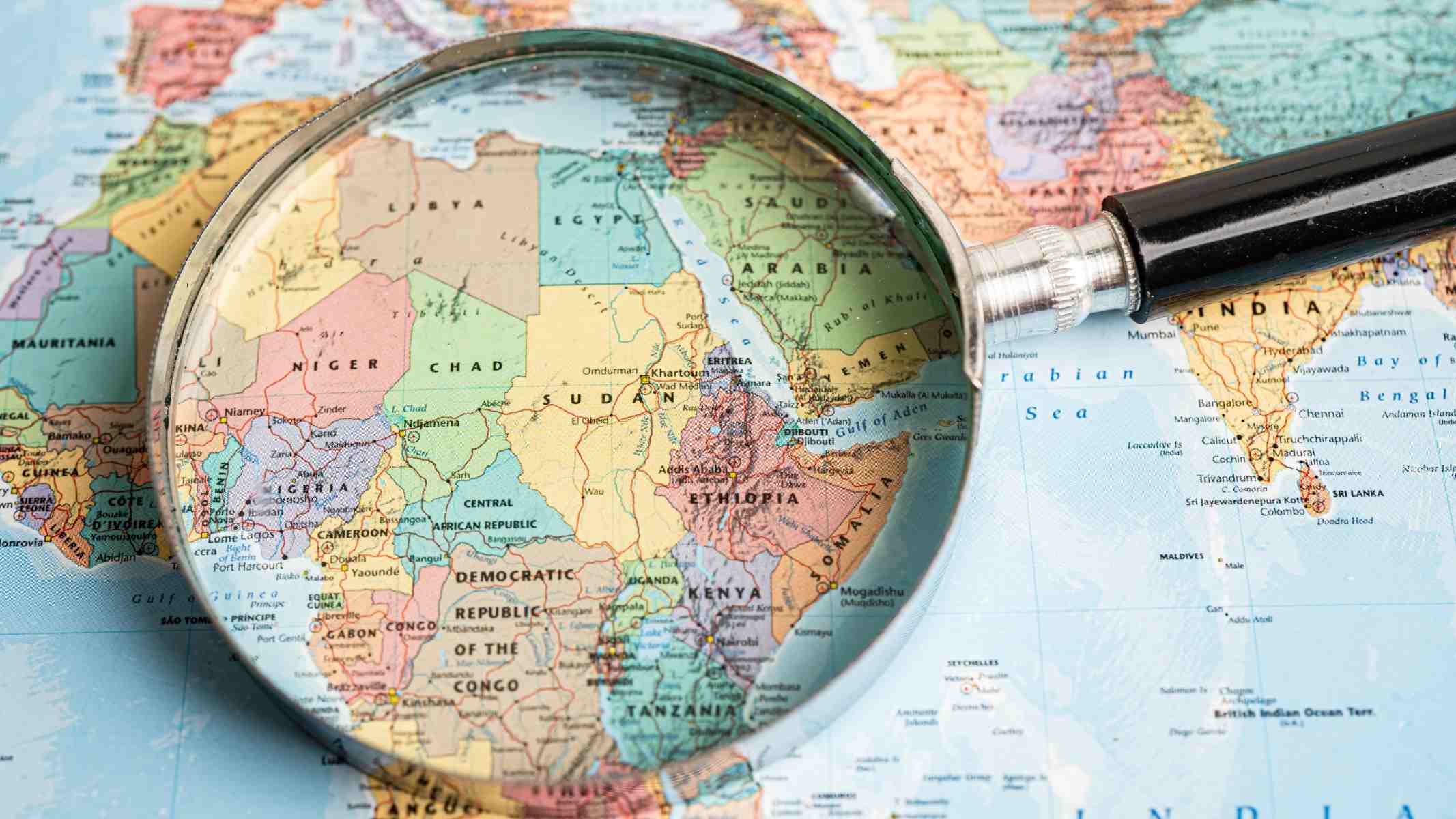 Una lente d'ingrandimento sulla carta geografica dell'Africa