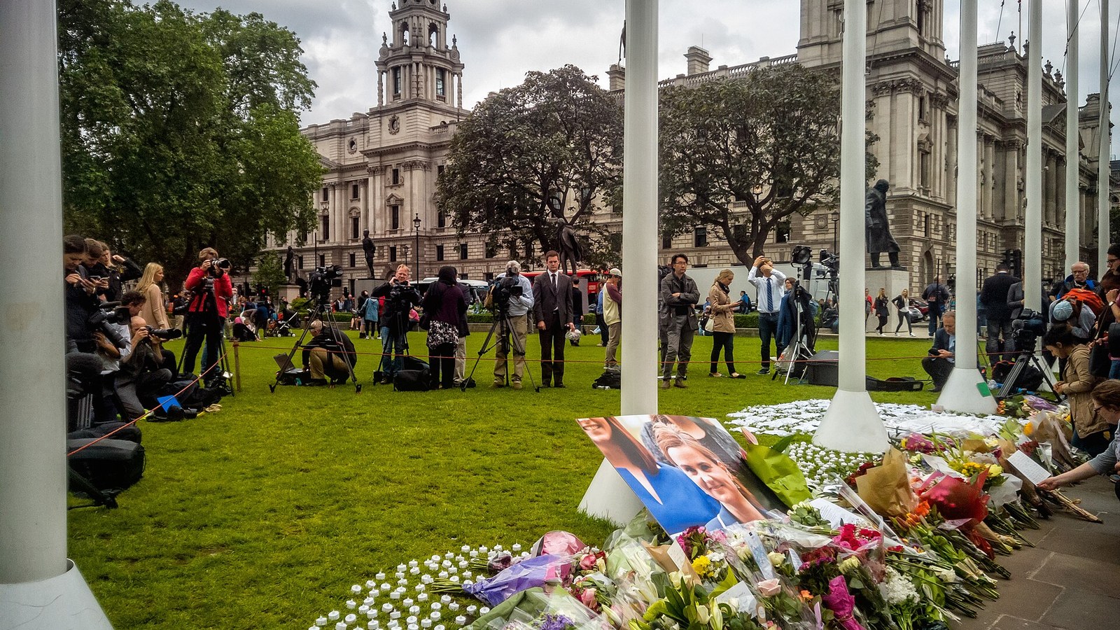 Fiori e fotografie al memoriale dedicato a Jo Cox
