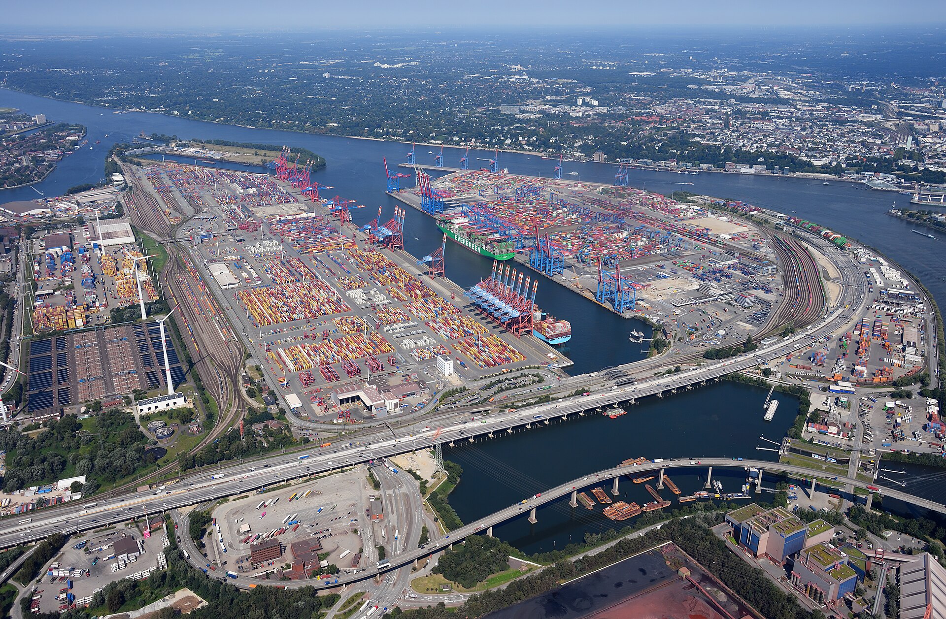 Veduta aerea dei terminal container del porto di Amburgo
