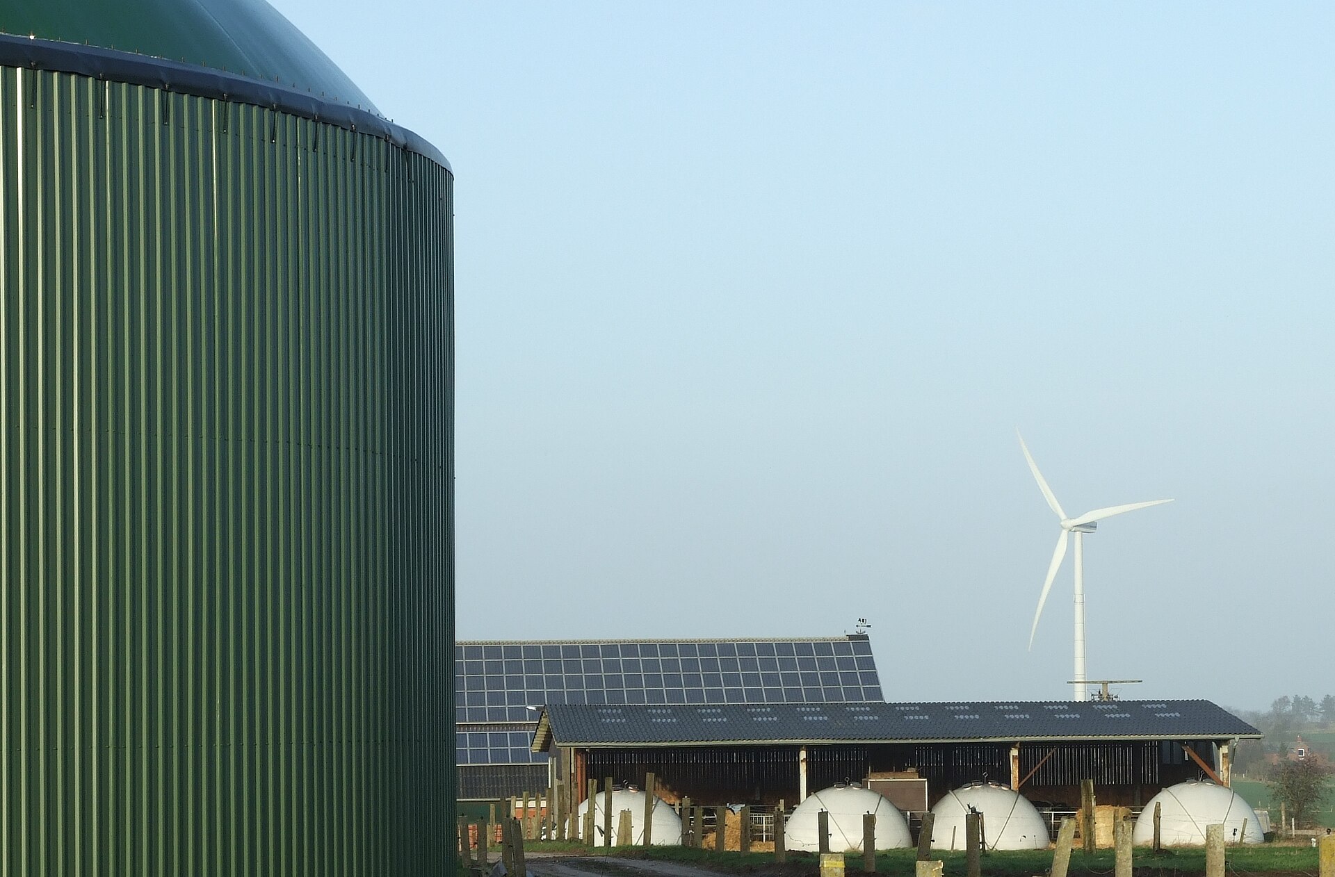 Impianti eolici, fotovoltaici e a biogas in un paesaggio rurale